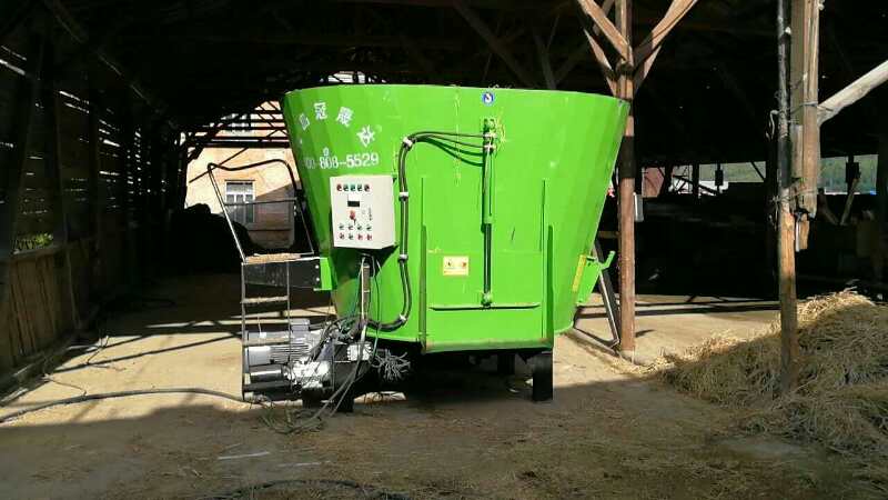 內蒙古某公司購買固定式TMR攪拌機